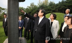 백범 김구 선생 묘소 방문한 김무성 대표