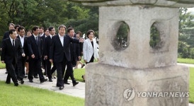 김구 선생 묘소 방문한 김무성 대표