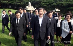 김구 선생 묘소 방문한 김무성 대표
