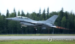 이륙하는 KF-16 전투기