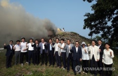 기념촬영하는 봉화대축제 참석자들