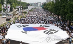 편도 4차선 도로 크기의 대형 태극기