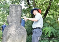 사적 제440호 초안산분묘군 유물 살펴보는 김성환 구청장