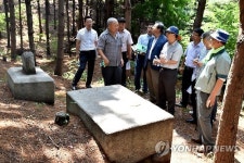 사적 제440호 초안산분묘군 문화재구역 현장 답사하는 김성환 구청장