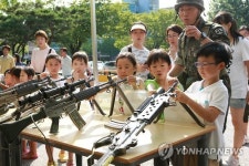 군 장비물자 전시회 관람하는 어린이들