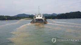 적조경보 6일째 황토 살포