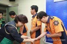 소방공무원 격려하는 김명조 구로구의회 의장