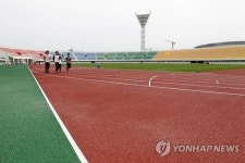 리모델링 강릉 종합경기장서 운동하는 선수들