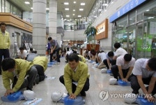 심폐소생술 교육받는 서울서부지방법원 관계자들