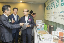 친환경 제품 설명듣는 정연만 환경차관