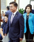 간담회 참석하는 홍용표 장관