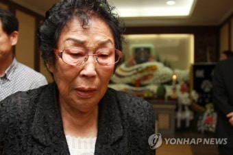 눈시울 붉히는 근로정신대 피해자 양금덕 할머니