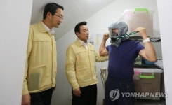 파주 접경지역 대피소 살펴보는 박인용 장관