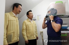 파주 접경지역 대피소 살펴보는 박인용 장관