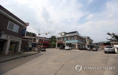 전방지역 주민들 대피, 한산한 마을