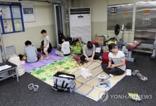 제발 조용히 지나가길…민통선 인접 주민들 대피시설로(종합)