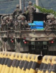 이동하는 장병들