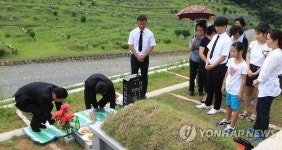 조상 묘 찾은 성묘객들