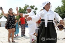 어깨춤이 덩실덩실