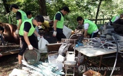 양로원 환경정화 봉사하는 복권위원회 행복공감봉사단