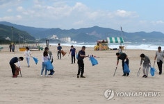 해안가 쓰레기 치우는 동해시 공무원