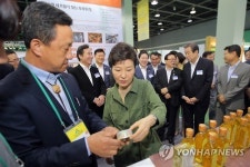 코메가 부스 찾은 박 대통령