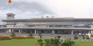 간판 바꿔 단 평양 순안국제공항