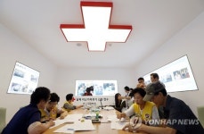 이산가족민원실 찾는 상봉 신청자들