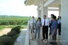 일본체육대학대표단, 北 국제친선전람관·장천남새전문협동농장 참관