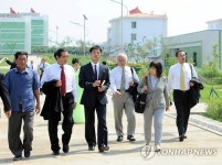 북한 국제친선전람관·장천남새전문협동농장 참관하는 일본체육대학대표단
