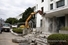 옛 전북도청·도의회 건물 철거 개시…전라감영 복원 본격화