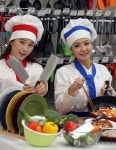 주방용품 선보이는 모델들