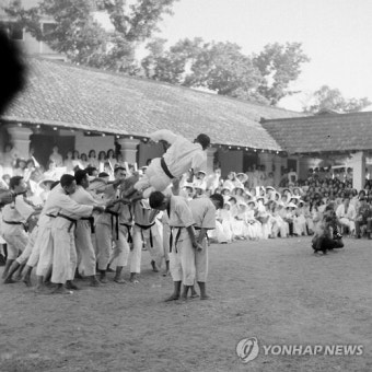 베트남 붕타우 운동장서 태권도 시범보이는 한국 태권도 사절단