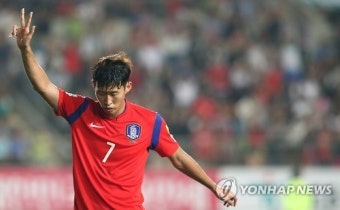 손흥민의 손가락 세개