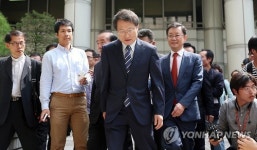 인사하며 법정 들어가는 조희연 교육감