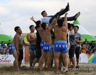 진주남중학교의 우승 헹가래