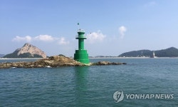 군산 선유도해수욕장 앞 암초에 등대 설치