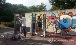 휴게소에서 체력단련하며 졸음 이겨내요