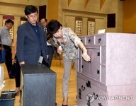 작품 살펴보는 김성환 구청장