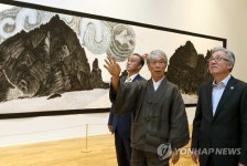 박대성 화백 작품 감상하는 김종덕 장관