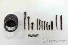 양평 대평리 고분 2호분에서 나온 관고리와 관못