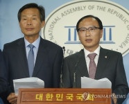 기자회견하는 김제식 나소열 충남도당위원장