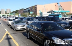 고속도로IC 바로 옆 대형마트…수원 광교 교통난 현실화
