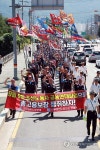 거리행진하는 대우조선해양 노동자들