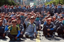 구호 외치는 대우조선해양 노동자들