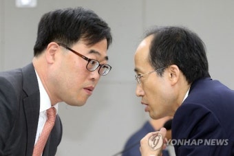 얘기나누는 추경호 국무조정실장과 김기식 새정치민주연합 간사