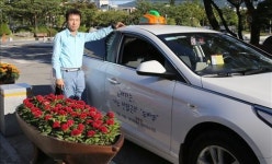두바퀴 뜨니 신납니다…충주 노래하는 택시기사 전철근씨