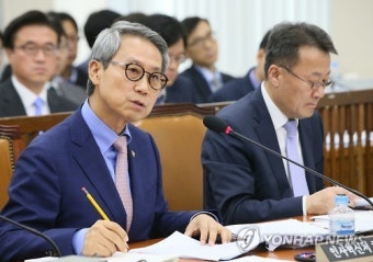 답변하는 인사혁신처장