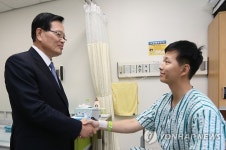 정 의장, 지뢰도발 부상 김 하사 위문