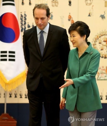 프랑스 대사와 기념촬영하는 박 대통령